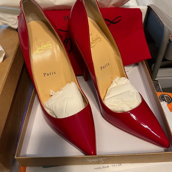 Christian Louboutin pumps New w/box. Tiny flaw wrinkle on the edge of sole - Picture 2 of 11